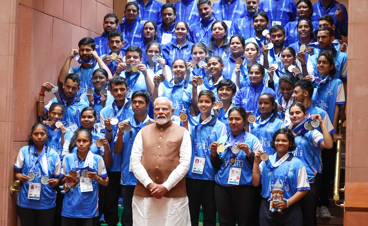 ig1g8klg pm narendra modi with indian athletes 625x300 18 March 25 1746838163
