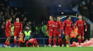الدوري الإنجليزي الممتاز: ليفربول الترفيه ، فاز جميع المراكز الثلاثة الأولى بالبقاء على مقربة