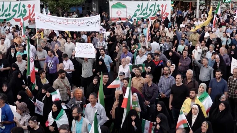 “لا يوجد أحد أكثر من ترامب: بعض الإيرانيين يحثون على استجابة قوية بعد الإضرابات –