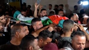 يقول المسؤولون إن القوات الإسرائيلية تقتل الصبي الفلسطيني البالغ من العمر 15 عامًا بعد مهاجمة المستوطنين مدن الضفة الغربية.