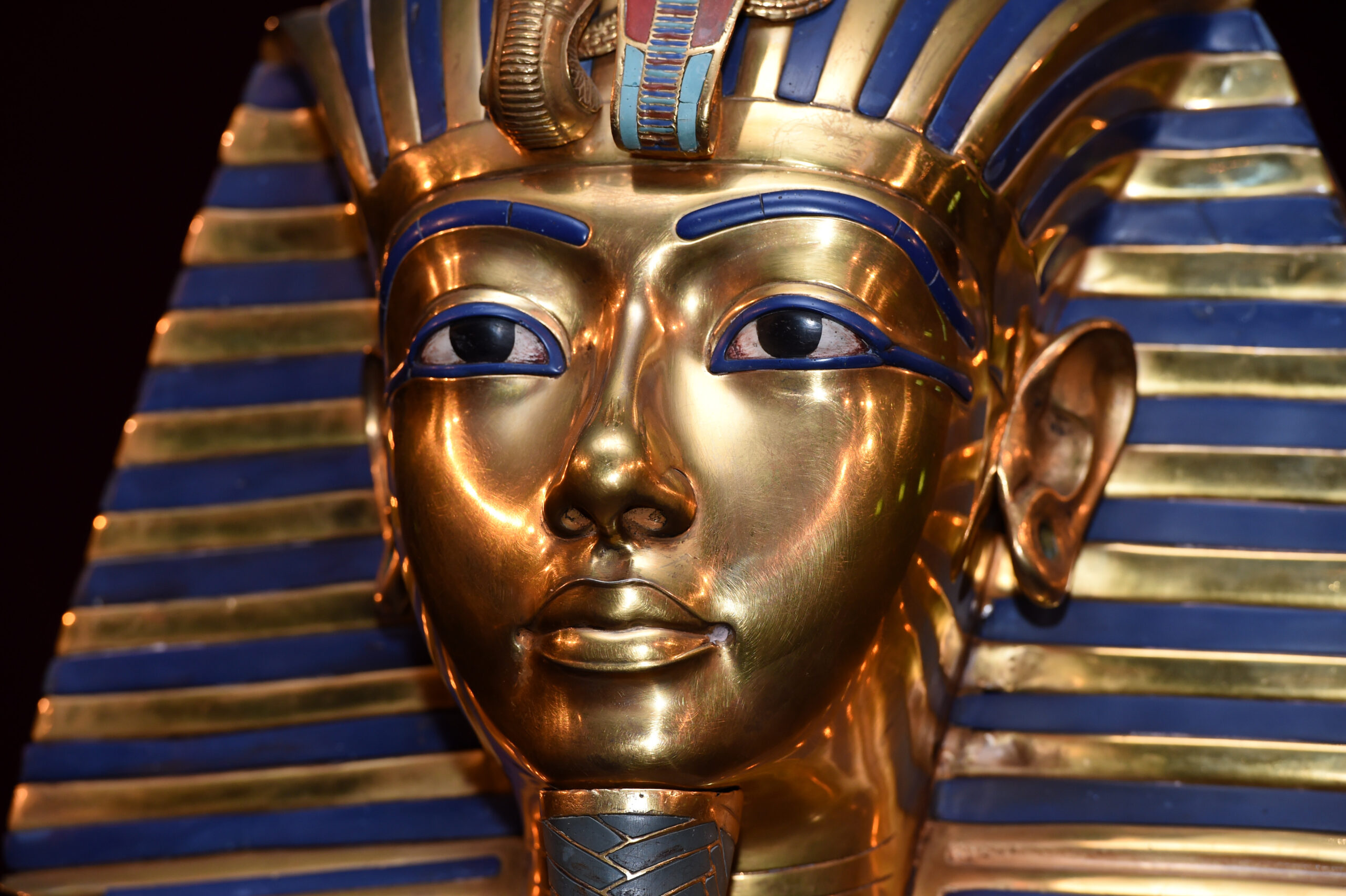 161215173607 tutankhamun death mask scaled