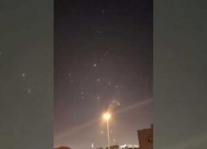 تتوسع منطقة الحرب: صواريخ إيران تضربنا قواعد في قطر –