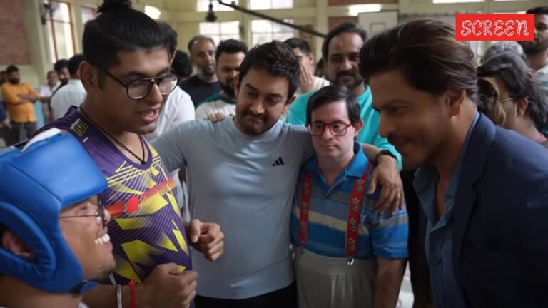 شاه روخ خان يحتضن الممثلين ويطرح الصور في عرض Sitaare Zameen Par. مشاهدة الفيديو