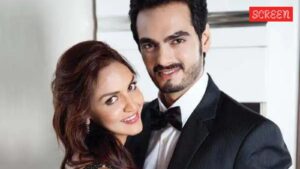 رصد إيشا ديول مع زوج سابق بهارات تاختاني للمرة الأولى بعد الطلاق ، ركوب رحلة معًا