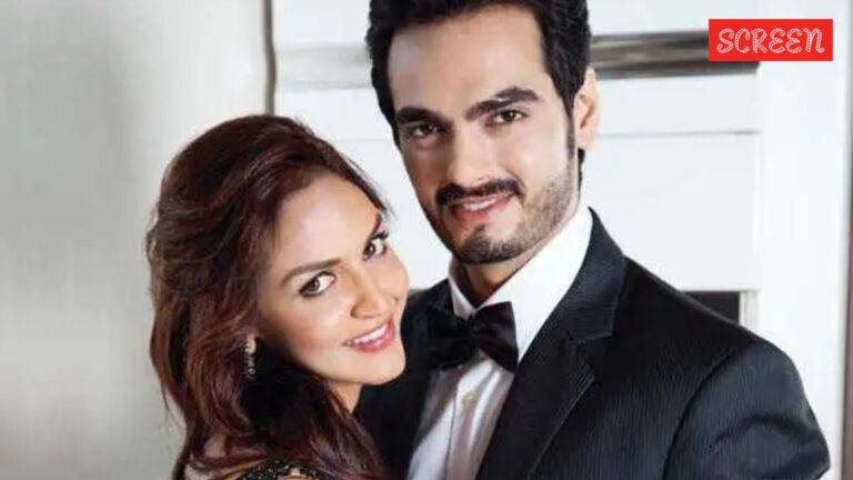 رصد إيشا ديول مع زوج سابق بهارات تاختاني للمرة الأولى بعد الطلاق ، ركوب رحلة معًا