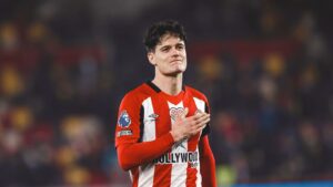 لاعب أرسنال لاعب خط الوسط الدنماركي كريستيان نورجارد من برنتفورد في الوقت الذي محادثات فيه تمديد عقد توماس بارتي المماطلة