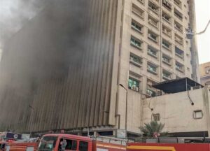 الحريق في بناء القاهرة السلكية واللاسلكية بجروح 22 ، معظمها من استنشاق الدخان –