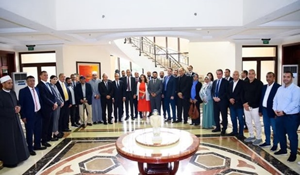 وزير الخارجية: عمود رئيسي في الخارج في الخارج في دعم ، معزز ، الإقليمية ، المنفعة الإقليمية ،