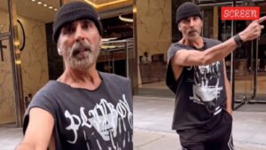 أكشاي كومار يفقد هدوئه على أحد المعجبين في لندن ، ويمنعه من التسجيل دون إذن. يشاهد