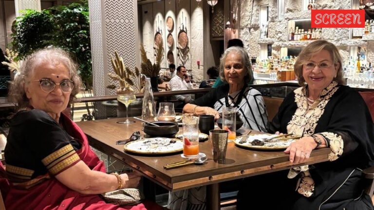 آشا باريك تشارك صورة العشاء مع BFFS Waheeda Rehman و Helen ؛ يقول المشجعون ، “السيدات الأسطوريات في إطار واحد”