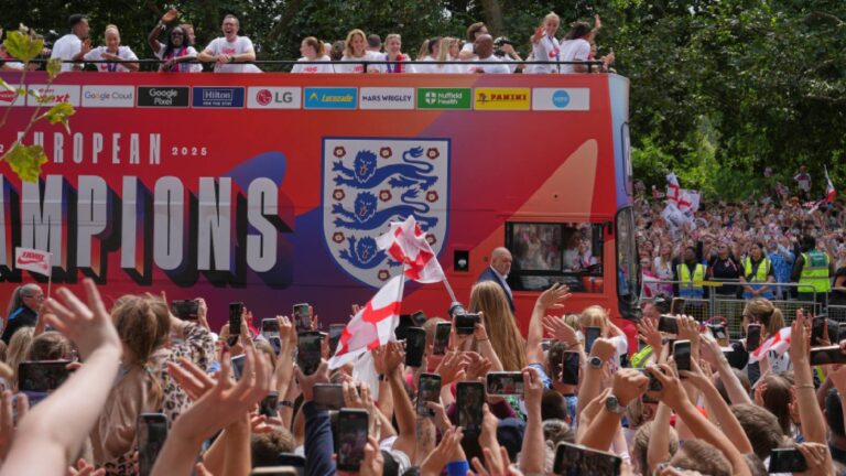 أعطى أبطال Euro 2025 في إنجلترا ترحيبًا بأبطال مع بعض الضيوف المفاجئين المشاركة