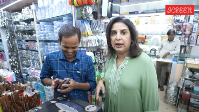 تطلق فرح خان على طهيها ديليب “لص” بعد أن يسحب بطاقة الائتمان الخاصة بها من محفظته: “بطاقة نيكال ميرا”
