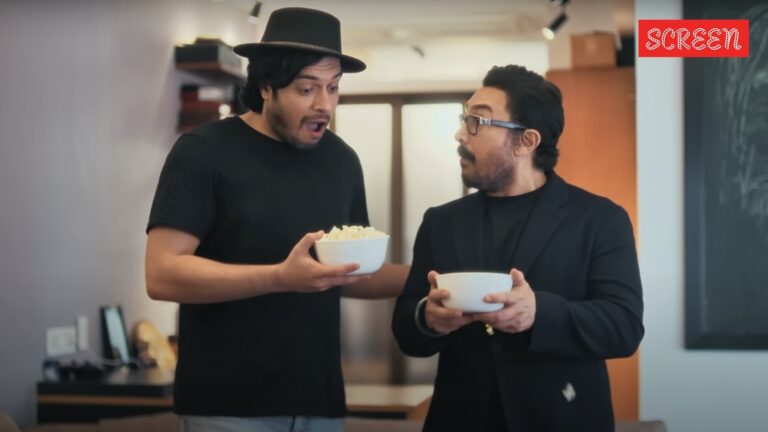 يطلق عامر خان على الابن جونيد “نيبو كيد” وهو يحاول استجمام مشهد AAP Mahapurush Hain من Andaz Apna Apna ، Azad Rao يصنع حجابًا. يشاهد