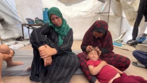 “لا نريدك أن تموت”: أطفال أمي الفلسطينية يخشون على حياتها وهي تنطلق للحصول على الطعام –