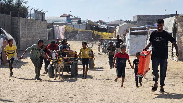 ما لا يقل عن 73 شخصًا يسعون للحصول على مساعدة في غزة التي قتلها إطلاق النار الإسرائيلي يوم الأحد ، كما تقول وزارة الصحة –