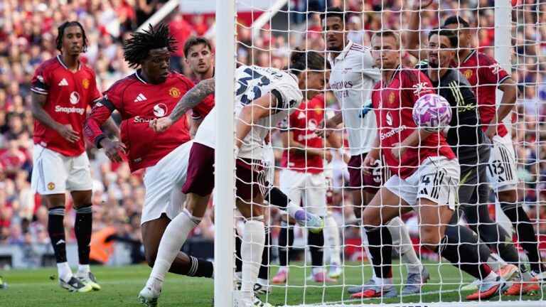 ريكاردو كالافيوري من آرسنال يحصل على الفوز 1-0 على مانشستر يونايتد