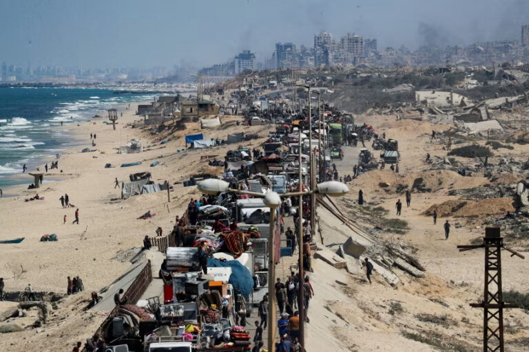 يفر الفلسطينيون من مدينة غزة كما تقول إسرائيل إنها أطلقت هجومًا أرضيًا وسط احتجاج عالمي –