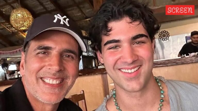 يقول أكشاي كومار إن الابن آراف بهاتيا يتفوق عليه في الحجج والأزياء ، يجعله يشعر وكأنه صديق: “Itna Bada Ho Gaya Hai”