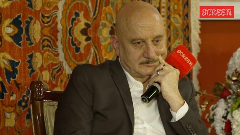 أنوبام خير يبكي يذكر كفاحه. يصفه فيروز عباس خان بأنه “أفضل ممثل حي”: “أنت تريد شاهد على حقيقتك”