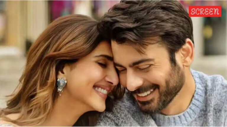 يتلقى Aabeer Gulaal من Fawad Khan-Vaani Kapoor مراجعات مختلطة حيث تصدر في جميع أنحاء العالم ولكن ليس في الهند ؛ يطلق عليهم النقاد “محبطًا” ، “متضخم”