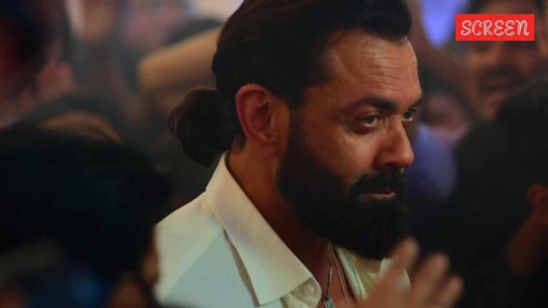 يكشف Bobby Deol عن معنى حقيقي للعنوان The Ba *** ds of Bollywood ؛ يقول Raghav Juyal إن العلامات النجمية هي “أسباب جمالية”