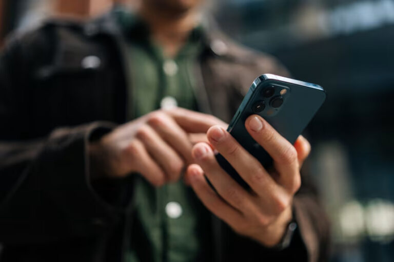 وتقول الشرطة إن مئات الإسرائيليين يتلقون مكالمات تجنيد من المخابرات الإيرانية ، كما تقول الشرطة –