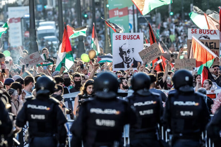 تم تعليق المرحلة الأخيرة من سباق فويلتا لركوب الدراجات في إسبانيا بعد الاحتجاجات المؤيدة للفلسطيني –