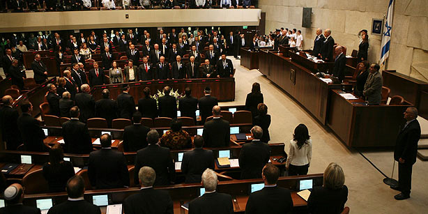 الفيديو: الجنود الإسرائيليون يرمون الأدوية المضادة للاكتئاب في اجتماع Knesset –