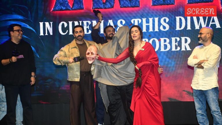 يعلن Shraddha Kapoor و Dinesh Vijan فيلم الرسوم المتحركة المستقلة على Stree ؛ كشف النقاب عن شعار MHCU: “انسى أكوان هوليوود ، لدينا عالم ديسي الخاص بنا.”