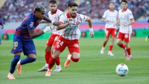 لماذا توقف لاعبو برشلونة وجيرونا لمدة 15 ثانية بعد انطلاق المباراة في الدوري الأسباني؟
