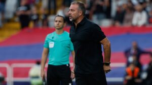يقول مدرب برشلونة هانسي فليك إنه لا يحب أن يرى أحفاده انفعالاته: “ربما يتعين عليّ تغيير سلوكي”