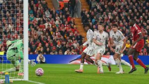 سجل هاري ماغواير لاعب مانشستر يونايتد هدف الفوز المتأخر في الفوز 2-1 على ليفربول المتعثر