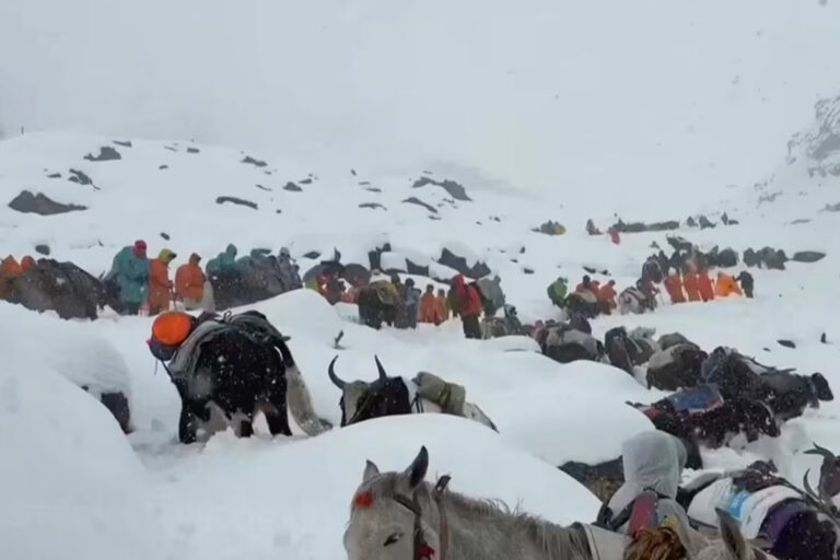 تستخدم Trekker أواني الطبخ لحفر طريقها للخروج من عاصفة ثلجية على Everest –