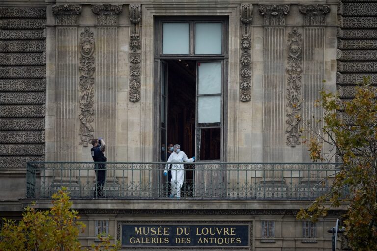القبض على متهمين بسرقة مجوهرات من متحف اللوفر بباريس - 16 القبض على متهمين بسرقة مجوهرات من متحف اللوفر بباريس –