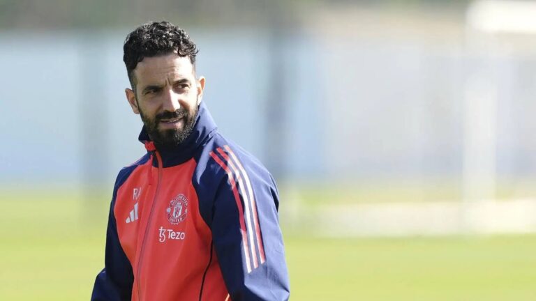 يحث روبن أموريم لاعب مانشستر يونايتد على التركيز على المستقبل بعد انتقادات كريستيانو رونالدو