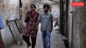 تكافح أغرا للعثور على شاشات قبل إصدارها في الهند، ويصف المخرج كانو بيهل سلاسل الإرسال المتعددة قائلاً: “مساحة لأي شيء آخر غير السينما الطائشة…”