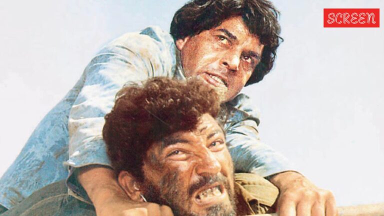 Dharmendra، الذي لم يرغب في لعب دور Veeru، كان الممثل الأعلى أجرًا في موقع تصوير Sholay، وحصل على 1.5 ألف روبية.