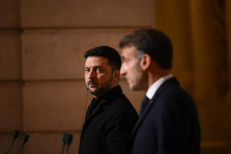 زيلينسكي يجتمع مع القادة الأوروبيين في لندن بينما يشيد الكرملين باستراتيجية ترامب الأمنية الجديدة