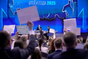 في مؤتمر صحفي ماراثوني في نهاية العام، ينظر بوتين إلى الوراء بغضب –