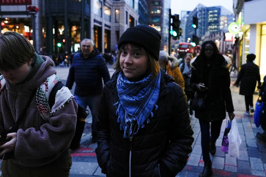 c 2025 12 23t155133z 1029087967 rc2fmiar9vlx rtrmadp 3 britain thunberg arrests jpg