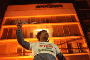 بنجلاديش تشهد اضطرابات بسبب مقتل زعيم طلابي