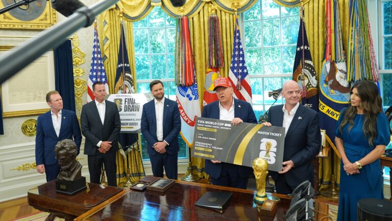 قرعة كأس العالم لكرة القدم: مع تعمق العلاقة بين دونالد ترامب وجياني إنفانتينو، قد يحصل الرئيس الأمريكي أخيرًا على جائزة السلام