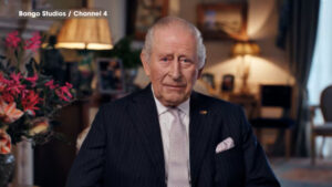 يقول القصر إن الملك تشارلز “تأثر بشدة” برد الفعل على تحديث علاج السرطان –