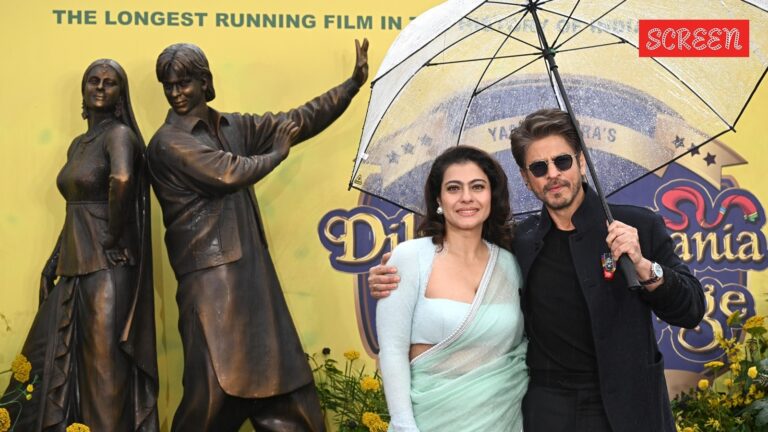 شاروخان وكاجول يكشفان النقاب عن تمثال راج سيمران بالحجم الطبيعي في لندن مع احتفال Aditya Chopra’s DDLJ بمرور 30 ​​عامًا. يشاهد