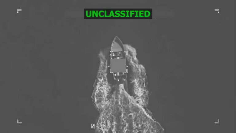 الجيش الأمريكي يضرب 3 زوارق أخرى في المحيط الهادئ ويقتل 8 –