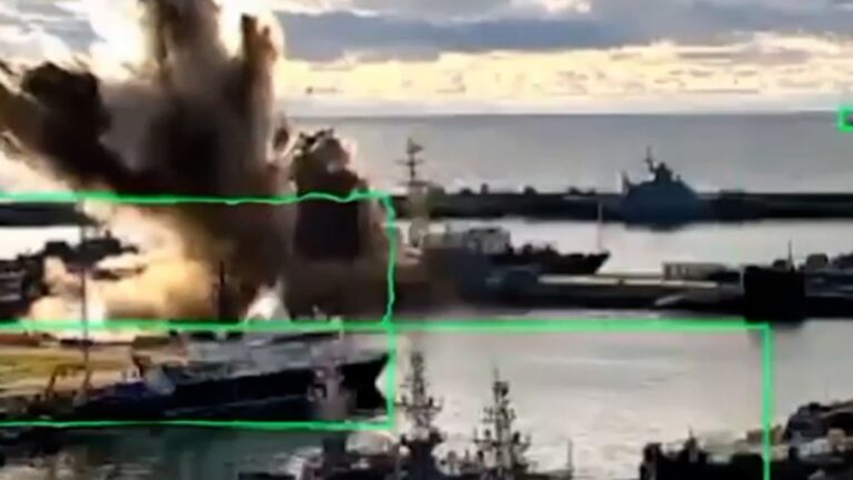 للمرة الأولى، أوكرانيا تقول إنها ضربت غواصة روسية في ميناء على البحر الأسود بطائرات بدون طيار تحت الماء –