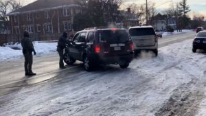 وقالت وزارة الأمن الداخلي إن امرأة حاولت دهس ضباط إدارة الهجرة والجمارك قبل إطلاق النار عليها في مينيابوليس. إليك ما تظهره مقاطع الفيديو –