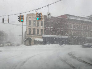 عاصفة قوية تضرب الولايات المتحدة وتلغي آلاف الرحلات الجوية