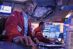 من المقرر أن يتراجع مؤشر داو جونز بأكثر من 700 نقطة ويرتفع مقياس الخوف بشأن جرينلاند والتهديدات الجمركية –