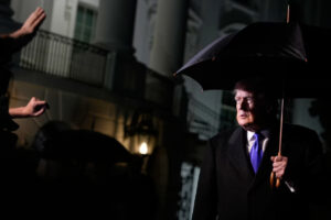 يقوم ترامب بتطهير مزاعم “البطة العرجاء” بالقوة الغاشمة والانتقام واللعب من أجل الهيمنة العالمية –